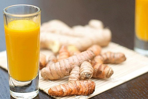 Pha loãng tinh bộ nghệ vào nước ấm uống trước hoặc sau khi ăn một đến hai tiếng khi thức ăn đã tiêu hóa bớt. Ảnh: Health