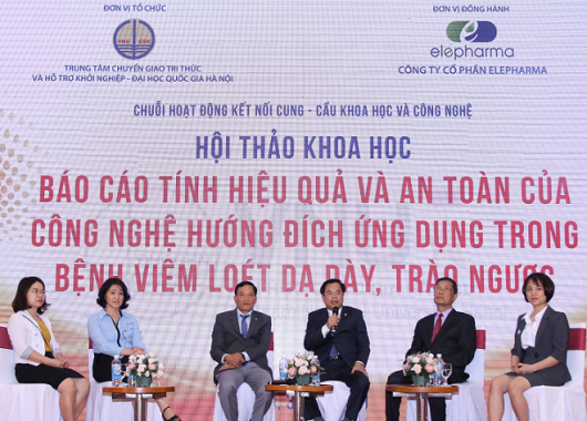 Thứ trưởng bộ KHCN Trần Văn Tùng, PGS.TS Phạm Hữu Lý và các nhà khoa học tại hội thảo